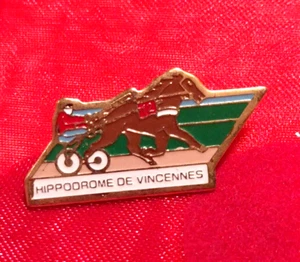PINS PIN'S PIN LAPEL BADGE VINTAGE COLLECTION LOGO HIPPODROME DE VINCENNES - Foto 1 di 3