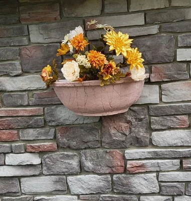 jardineras de cemento colores marrón, gris, rojo, bronceado.  hecho en EE. UU., apliques para plantas de pared Foto 1 de 4