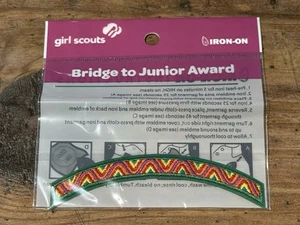 GIRL SCOUTS “Bridge To Junior” Patch Ferro da Stiro MULTICOLORE Arco NUOVO Sigillato - Foto 1 di 4