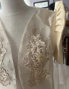 Parche Bolero Filipiniana Bordado/Bordado Étnico Filipino MEDIANO BEIGE - Imagen 1 de 10
