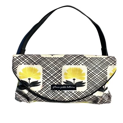Bolso de mano Petunia Pickle Bottom cambiarlo floral amarillo negro blanco Foto 1 de 4