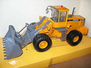 1/50 ENGIN TP CHARGEUSE  BULLDOZER VOLVO L 150 C !!!!!!!!!!!!!