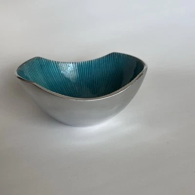 Pequeño Cuenco de Metal, Aqua/Verde azulado Colección Orgánica Artesanal Simplydesignz Foto 1 de 4