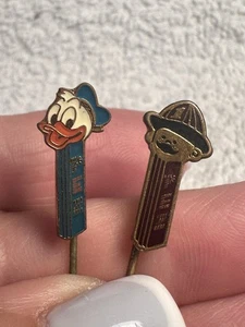 PEZ 1970er Vintage Pin Feuerwehrmann & Donald Duck 1-1/2" lang 2er Set e648 - Bild 1 von 8