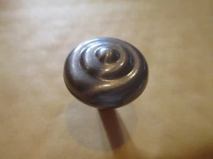 PERNO DE METAL TIRÓN CON TORNILLO PARA GABINETES/CAJONES - SATINADO CROMADO FORMA REDONDA - Imagen 1 de 6