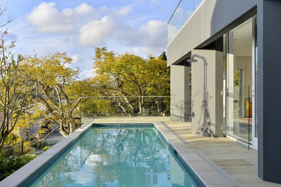 HEATGENE Ducha Exterior con Chorros Corporales y Cabezal de Ducha Portátil Montado en la Pared Foto 1 de 1