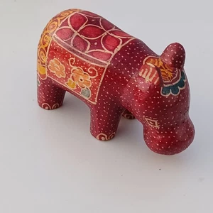 handgeschnitzte Nilpferdfigur aus Holz mit Batikmuster verziert - Bild 1 von 10