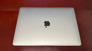 Apple MacBook Air 13" (256 GB, Intel i5, 8 GB) - Gris espacial - Pantalla halo - Imagen 1 de 6