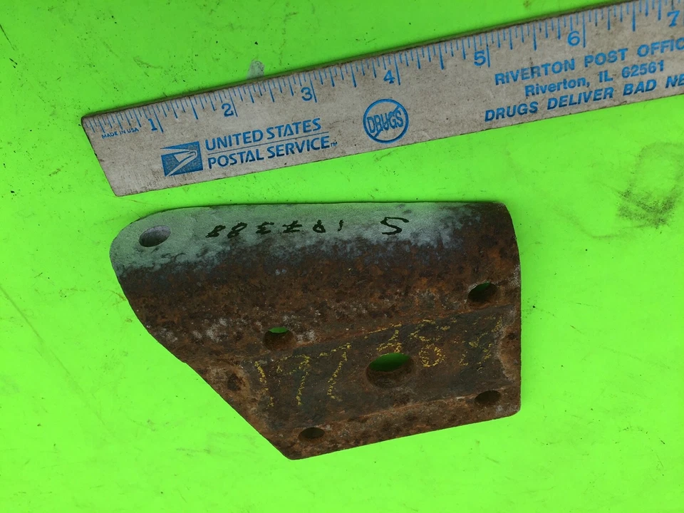 Studebaker Champion, differential mount plate.   197388.    Item:  12015 - Imagem 1 de 1