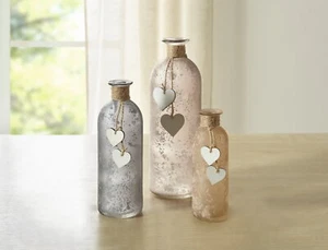 3er Set Deko Landhaus Vasen mit Herzchen Dekoration Flaschen Dekovasen verziert - Bild 1 von 4
