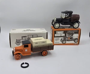 Lote de 2 camionetas Ertl, 1918 Ford Barrel Bank #9377, 1931 Hawkeye Crate Bank #2942 - Imagen 1 de 24