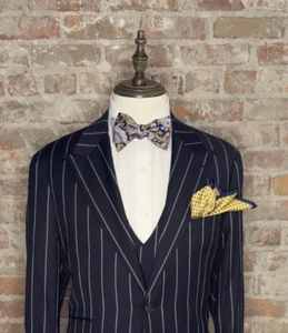 TIGLIO LUXE NWT NAVY AND WHITE BOLD PINSTRIPE WIDE PEAK LAPEL 3PC SUIT SIZE 48R - Picture 1 of 1