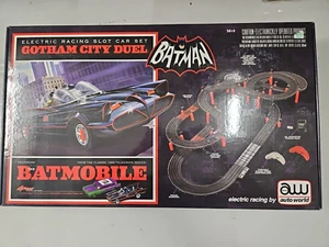 Juego de coche de carreras eléctrico Autoworld Gotham City Duel-Batman sellado y como nuevo - Imagen 1 de 7