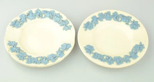 2 BLAU AUF WEISS WEDGWOOD GEPRÄGTE TRAUBEN QUEEN'S WARE 3 7/8" KLEINER ASCHENBECHER SET - Bild 1 von 9