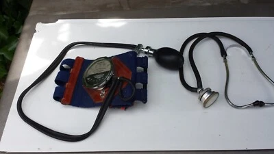 Ancien manomètre du Dr J. YACOEL  et stéthoscope SPENGLER vintages. - Photo 1/4