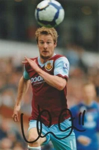 BURNLEY: WADE ELLIOTT SIGNED 6x4 ACTION PHOTO + COA - Bild 1 von 1