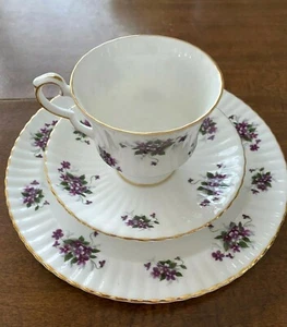ROYAL WINDSOR TEA CUP SAUCER & DESERT PLATE SET VIOLET PATTERN NWOT - Photo 1/3