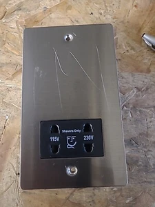 Flache Platte Satin Chrom Dual Voltage Rasierer Steckdose 115-230V Brandneu. KRATZER - Bild 1 von 10