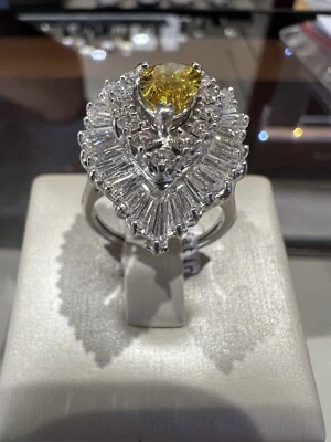 Anillo de diamantes personalizado de platino Foto 1 de 4