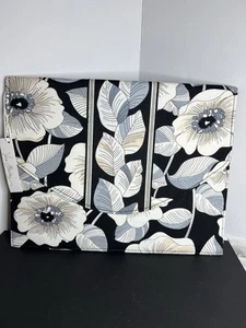 Schöne Vera Bradley "Small Folio" 4 Fächer Camelia Neu mit Etikett 12 x 9 1/2 - Bild 1 von 7