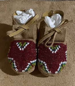 Schöne indianische Lakota Sioux Perlen Baby Mokassins. - Bild 1 von 6