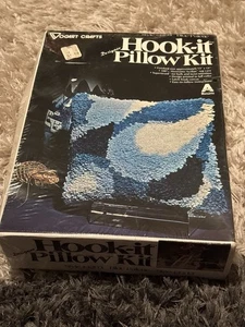 Vintage Vogart 70er Hook It Needlecraft blaue Palette Kissen-Kit #1203 13”x13” NEU - Bild 1 von 6