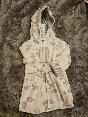 Albornoz bebé Carter’s estampado oso blanco talla 0-9M- excelente estado. Foto 1 de 4
