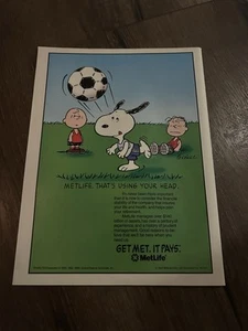 Metlife Snoopy Anzeige 8" x 11" Vintage VERSICHERUNG Foto Poster Fußball Charlie Brown - Bild 1 von 1