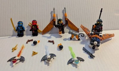Lote de minifiguras LEGO Ninjago. Más armas, espadas. Mono 🐒!!  Tal cual.  Foto 1 de 4