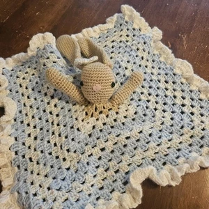 Conejito de ganchillo Lovey marrón y azul hecho a mano - Imagen 1 de 3