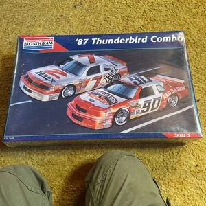Monograma 1:24 '87 Ford Thunderbird NASCAR Combo Kulwicki/Schrader modelo coche conjunto - Imagen 1 de 5