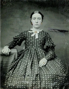 FOTO AMBROTIPO DE PLACA DE LA ERA DE LA GUERRA CIVIL DE UNA MUJER JOVEN CON VESTIDO CRINOLINA - Imagen 1 de 3
