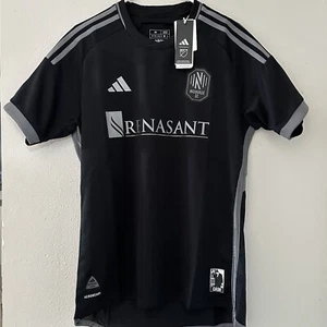 Camiseta Adidas Nashville SC 23/24 visitante Johnny Cash negra IC9619 para hombre talla mediana - Imagen 1 de 10