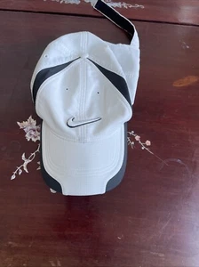 Nike Golfmütze Cap weiß silber Golf Größe M/L - Bild 1 von 1