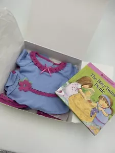 Neu American Girl Puppe Bitty Zwillinge Frühling Picknickhose Komplettset mit Buch - Bild 1 von 6