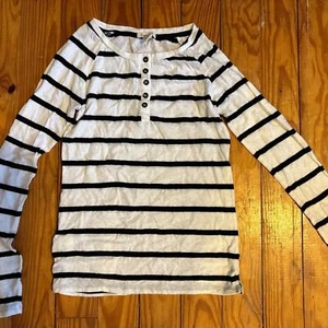Camisa de manga larga Forever 21 Henley a rayas - para mujer talla pequeña - blanca y negra - Imagen 1 de 3