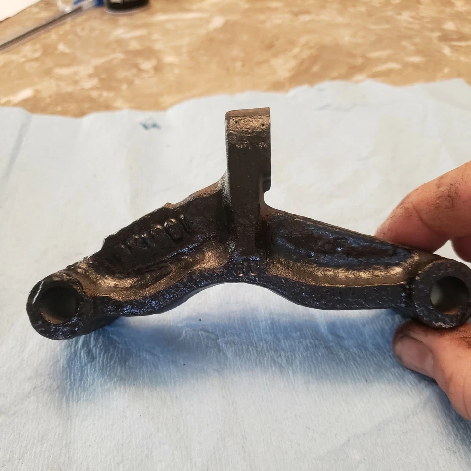 1969-81 CHEVY V8 MOTOR AC BRACKET PICKUP 3832435 NOVA CAMARO CHEVELLE FABRICANTE DE EQUIPAMENTO ORIGINAL - Imagem 1 de 3