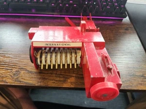 Ertl Vintage International Square Hay Baler, Metal 1/16 - Imagen 1 de 3