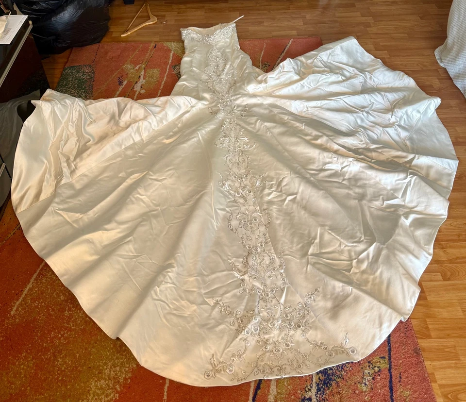 RARO Vestido de Novia Reem Acra con Cristales de Swarovski Talla 10 Diseño Personalizado Foto 1 de 4