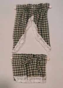 Puppenhaus Miniatur - Swag Cafe Vorhang, grün/beige Gingham, Spitzenborte - Bild 1 von 2