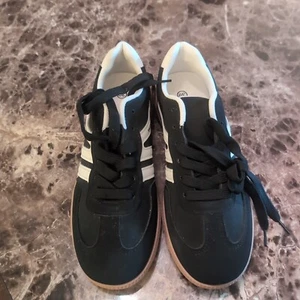 Women's Size 39/8 Tennis Shoes - Picture 1 of 6