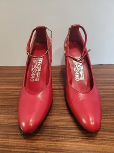 Zapatos de salón Salvatore Ferragamo Italia para mujer 6,5 2A AA cuero rojo dorado cadena al tobillo - Imagen 1 de 10