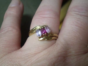 10K Yellow Gold Ladies 3 Gemstone Row Ring         3.1 Grams - Picture 1 of 5