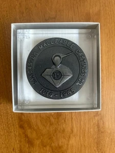 Vintage Lancaster Malleable Castings Co. 75th Anniversary Briefbeschwerer - Bild 1 von 2