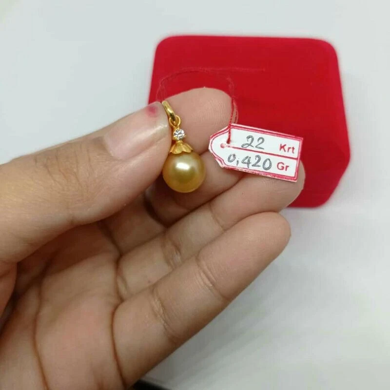 Elegante vestido de fiesta con colgante simple de circón cúbico de oro amarillo de 22 quilates con perlas de agua salada Foto 1 de 1