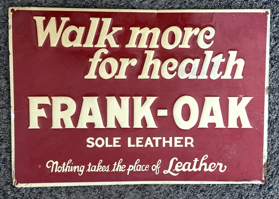 Letrero de hojalata en relieve de roble franco "Camina más por la salud" de cuero con suela de zapato de 1920 Foto 1 de 4