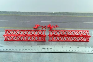 Herpa 2 Lattice Boom for Liebherr Crane - Truck Load Red 1:87 HO Scale (S) - Picture 1 of 4