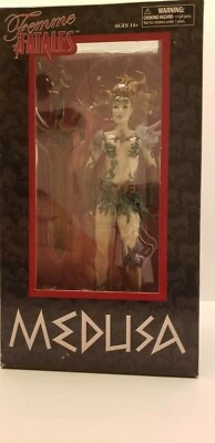 Femme Fatales Medusa PVC Statue by Diamond Select - Image 1 of 4