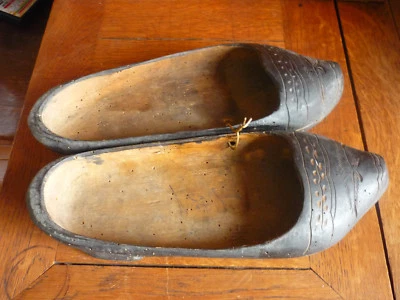 SABOTS ANCIENS EN BOIS GRAVES ART POPULAIRE CAMPAGNE - Photo 1/3