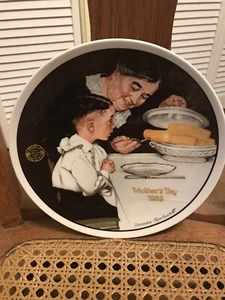 Plato de coleccionista Knowles Día de la Madre 1989 Norman Rockwell “Cena de domingo” - Imagen 1 de 3